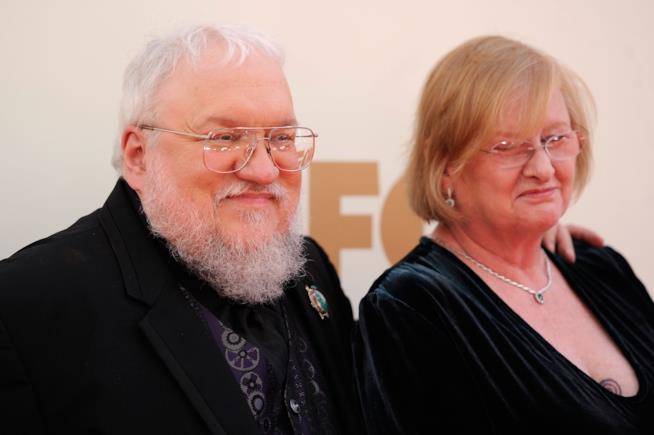 George R.R. Martin, autore di Game of Thrones, potrebbe essere lasciato da sua moglie se uccidesse Sansa o Arya George R.R. Martin e sua moglie