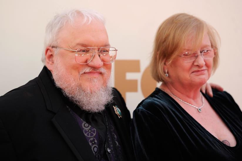 George R.R. Martin, autore di Game of Thrones, potrebbe essere lasciato da sua moglie se uccidesse Sansa o Arya George R.R. Martin e sua moglie
