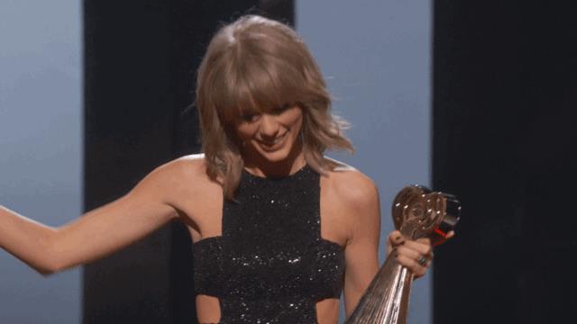Harry Styles parla di Taylor Swift alla stampa Una Taylor Swift particolarmente felice!