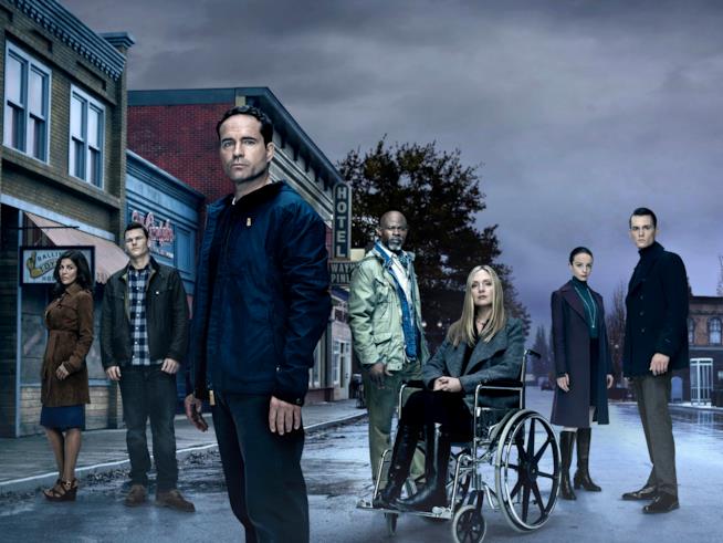 I membri del cast in un'immagine promozionale di Wayward Pines 2 Un'immagine promozionale di Wayward Pines 2