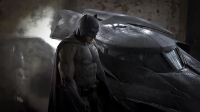 Batman v Superman, Ben Affleck nuovo Uomo Pipistrello dopo Christian Bale Ben Affleck accanto alla Bat-Mobile