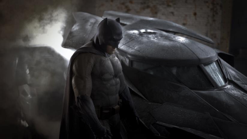 Batman v Superman, Ben Affleck nuovo Uomo Pipistrello dopo Christian Bale Ben Affleck accanto alla Bat-Mobile