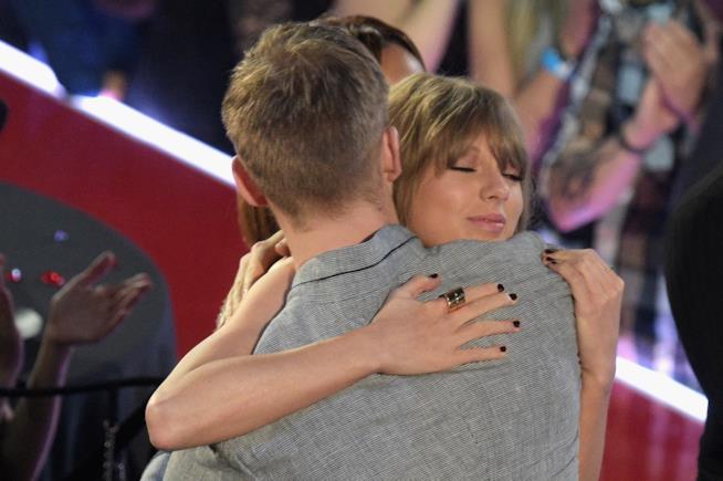 Taylor Swift e Calvin Harris non sono più fidanzati Taylor Swift e Calvin Harris abbracciati
