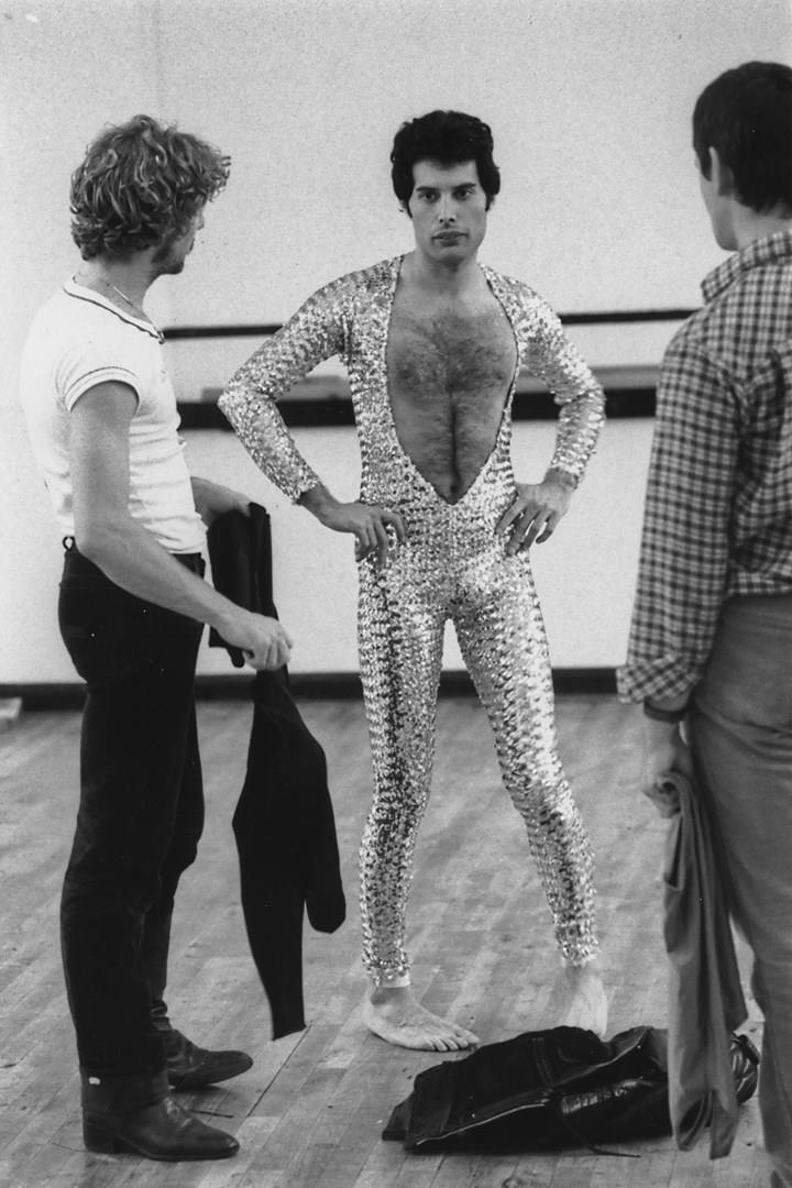 Le tute glitterate dei Queen Freddie Mercury in tuta glitter
