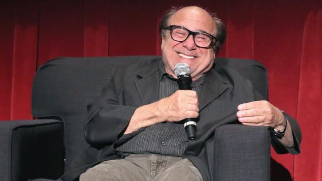 Danny DeVito ha raccontato lo spaventoso (ed esilarante) attacco di una scimmia durante le riprese di Batman Returns Danny DeVito sorridente durante un talk show