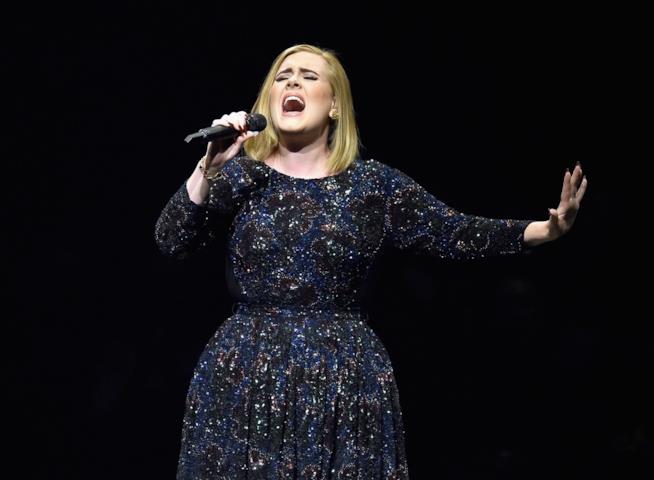 Adele invita la fan Jamie Grace sul palco e impazzisce per la sua voce Primo piano di Adele