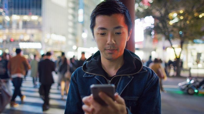 Proposta una legge per la città di New York che punisce chi usa lo smartphone mentre attraversa la strada Primo piano di una persona che utilizza uno smartphone