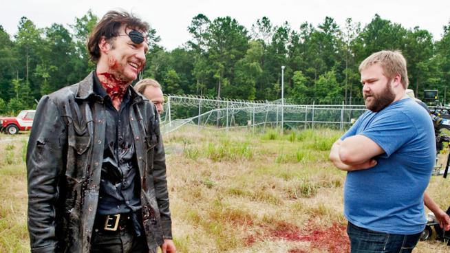 Robert Kirkman ha rivelato quante stagioni di The Walking Dead mancano alla fine Robert Kirkman sul set di The Walking Dead con il Governatore