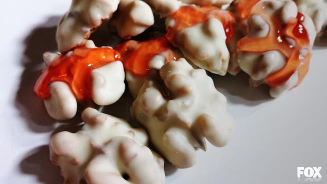 Due piatti gustosissimi a tema The Walking Dead Budella arrosto e dolcissimi cervelli per The Walking Dead