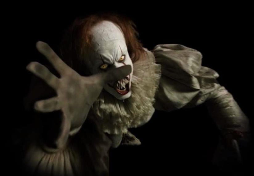 Bill Skarsgård parla dell'evoluzione di Pennnywise in IT: Capitolo Due Bill Skarsgård nei panni di Pennywise