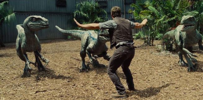 Jurassic World 2, il sequel arriverà nel 2018 Chris Pratt in una scena di Jurassic World