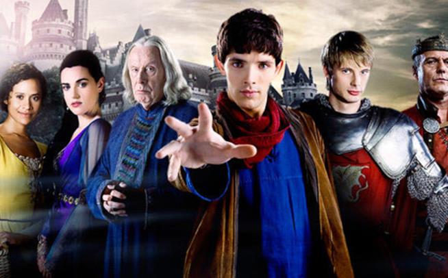 Il cast di Merlin ieri e oggi Immagine promozionale di Merlin con il cast al completo