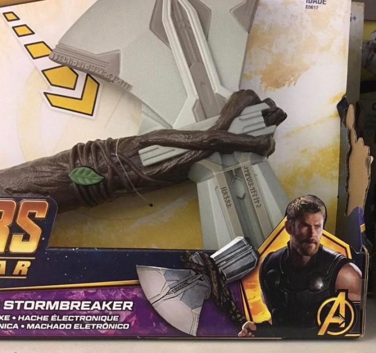 Thor impugna Stormbreaker Ecco Stormbreaker, la nuova arma di Thor