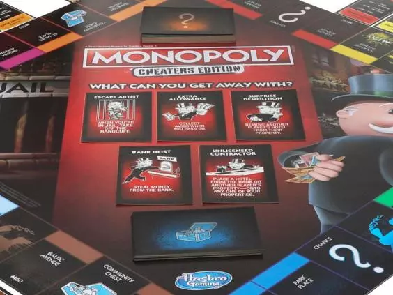 Plancia di gioco di Monopoly Cheater's Edition Primo piano della plancia di gioco dell'edizione Monopoly Cheater's Edition