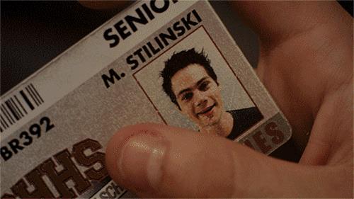 Il nome di Stiles su un documento Stiles con in mano un documento con il suo nome sopra