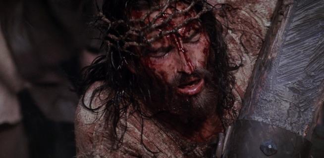 La passione di Cristo, gli aneddoti sul film di Mel Gibson Jim Caviezel in una scena del film