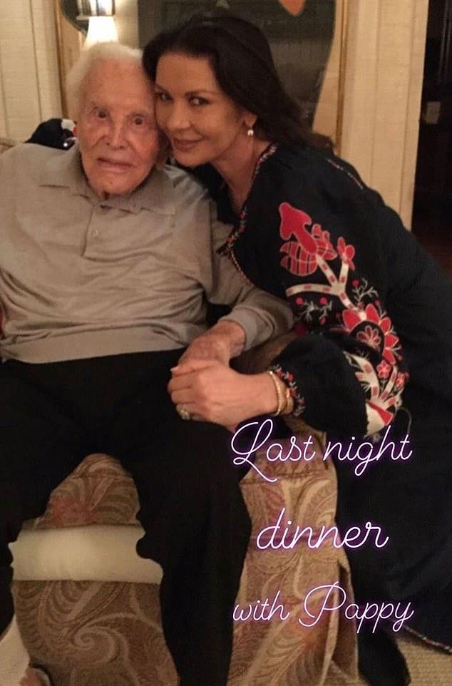 Catherine Zeta-Jones e Kirk Douglas Catherine Zeta-Jones col suocero Kirk Douglas