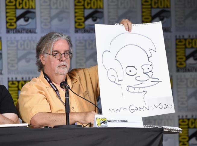 Disenchantment è la nuova serie di Matt Groening Matt Groening al comic-con di San Diego con un poster de I Simpson in mano