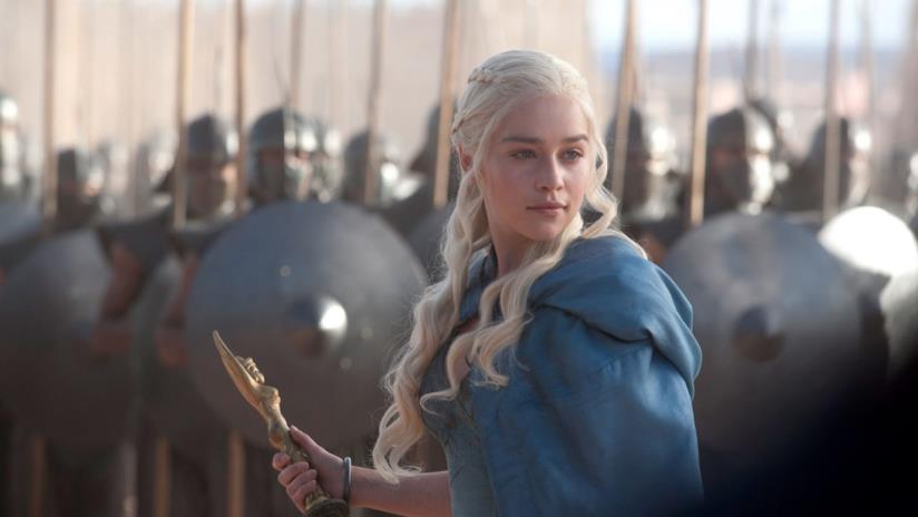 Emilia Clarke non è riuscita a portarsi via la parrucca di Daenerys dal set di Game of Thrones Emilia Clarke nei panni di Daenerys Targaryen in Game of Thrones