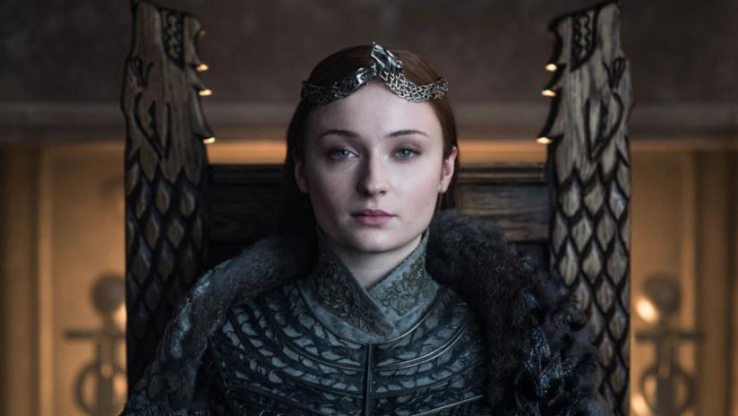 Game of Thrones: le lacrime di Sophie Turner sul set l'ultimo giorno di riprese Sophie Turner è Sansa Stark, incoronata Queen in the North nel finale di Game of Thrones