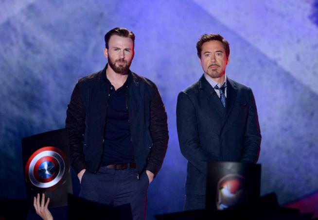 Robert Downey Jr. e Chris Evans e le action figure condivise su Twitter Chris Evans e Robert Downey Jr.