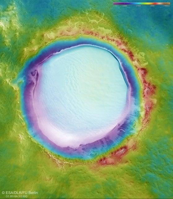 Un'immagine topografica del mastodontico cratere Korolev Un'immagine topografica del cratere Korolev