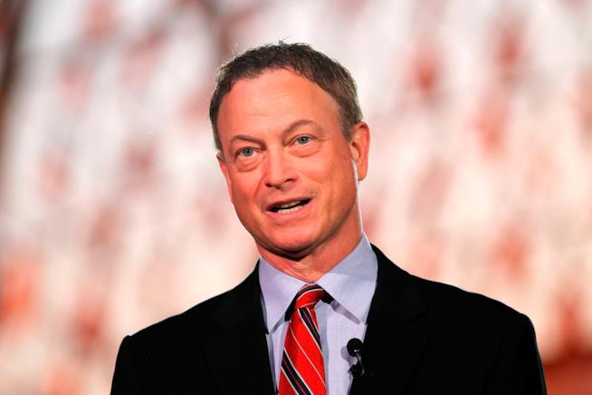 Gary Sinise e la sua fondazione hanno donato una casa a un veterano Gary Sinise in un’immagine promozionale