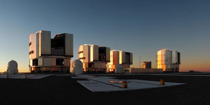 Il VLT dell’ESO Il VLT dell’ESO presso l’osservatorio del Paranal in Cile.