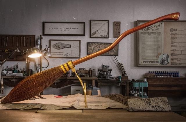 Harry Potter, le replica della Nimbus e della Firebolt si possono acquistare online La replica della Nimbus 2000