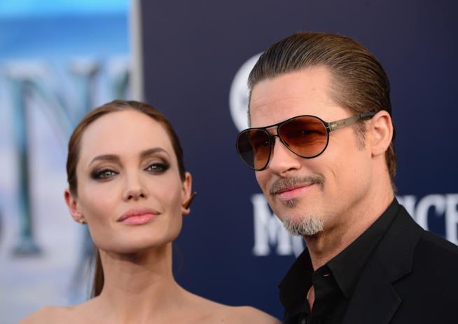 Le tate di Brad Pitt e Angelina Jolie denunciano lo stato di anarchia della loro famiglia Primo piano di Brad Pitt e Angelina JOlie