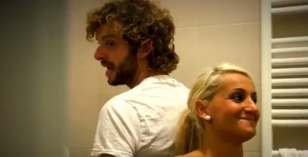 Giuseppe ed Enza Sarà amore tra il dandy e la salumiera?
