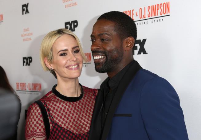 C'è del tenero tra Sterling K. Brown e Sarah Paulson? Sterling K. Brown e Sarah Paulson sorridenti alla presentazione di American Crime Story