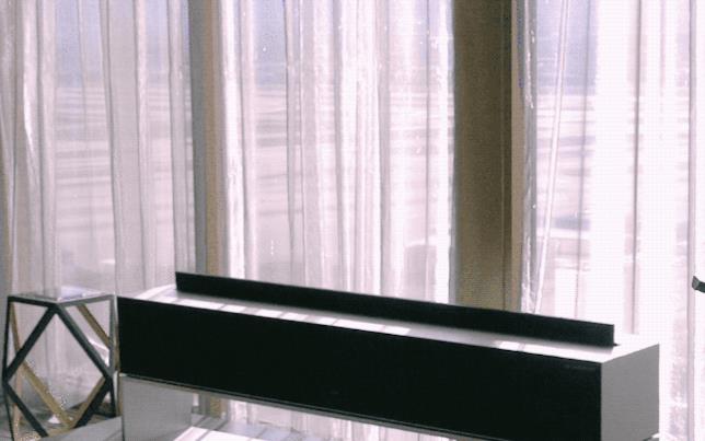 Al CES 2019 LG ha mostrato la sua TV che si arrotola Una GIF che mostra la Signature OLED TV R di LG in azione