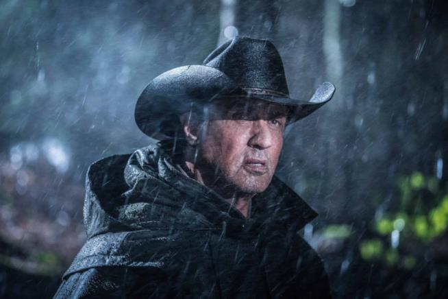 Rambo: Last Blood ha una data di uscita nei cinema Un primo piano di Sylvester Stallone nei panni di Rambo in Last Blood.