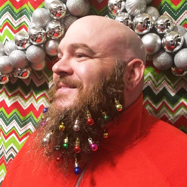 Le palle di Natale da barba, l'ornamento definitivo delle festività di quest'anno Le palline appese a una folta barba