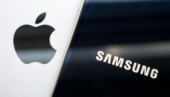 Apple e Samsung multate dall'Antitrust per obsolescenza programmata I loghi di Apple e Samsung
