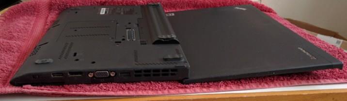 Asciugare un PC portatile Un PC portatile messo ad asciugare su una salvietta