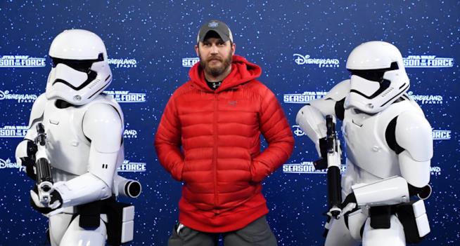 Tom Hardy a Disneyland Paris Tom Hardy e due stormtrooper a Disneyland
