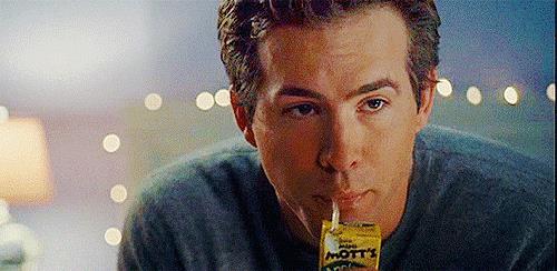 Ryan Reynolds Ryan Reynolds in primo piano mentre beve con una cannuccia