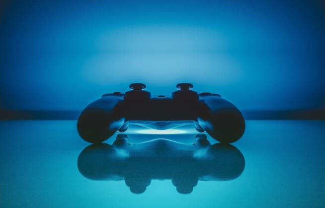 PlayStation 5, le prime immagini del prototipo spuntano in rete Il DualShock 4 di PlayStation 4