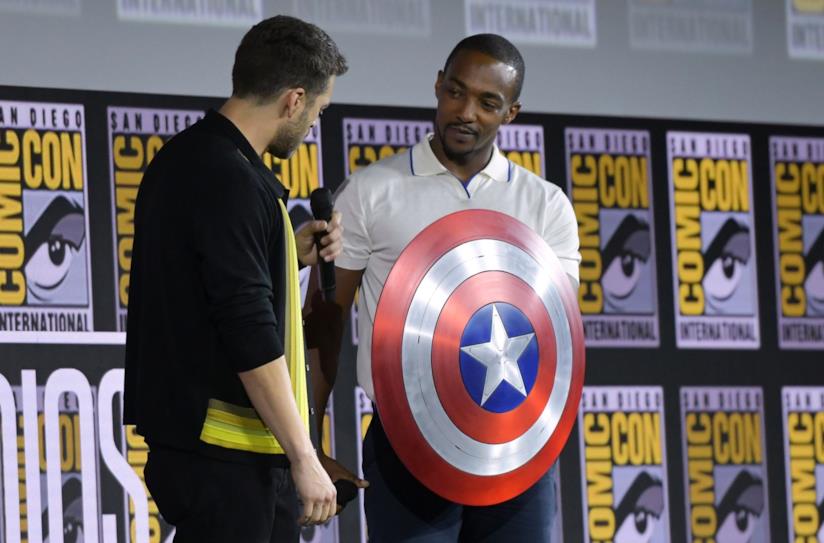Al via le riprese della serie The Falcon and the Winter Soldier Anthony Mackie e Sebastian Stan con lo scudo di Cap a SDCC