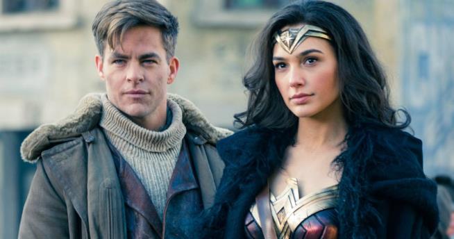 Wonder Woman 1984, il sequel diretto da Patty Jenkins Chris Pine e Gal Gadot in una scena del film