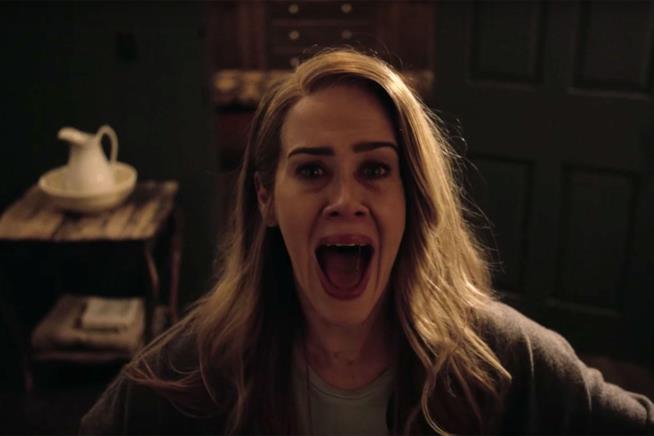Pare che la nuova stagione di American Horror Story inizi in primavera. Svelati anche alcuni indizi sul tema Sarah Paulson spaventata in una scena di American Horror Story 6
