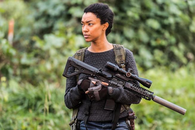 The Walking Dead: Sasha, a causa degli impegni con Star Trek, pronta ad abbandonare la serie Sasha in azione in una scena di The Walking Dead