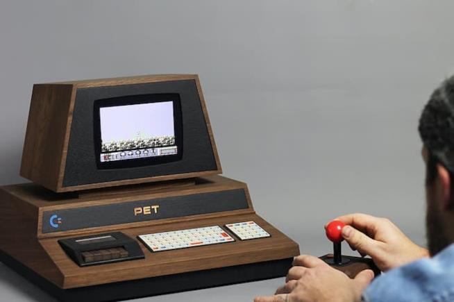 PET De Lux, l'invenzione di Love Hultén che rivisita in chiave moderna il Commodore PET 2001 Series Computer Un giocatore utilizza il PET De Lux creato da Love Hultén