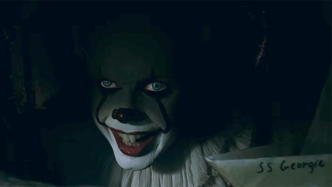 Pennywise nella scena iniziale di IT IT, scena iniziale di Pennywise