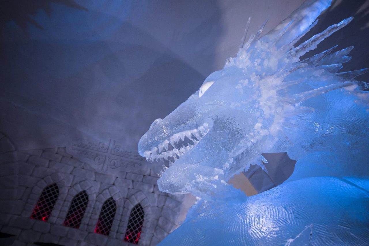 Un drago di ghiaccio in una sala dell'albergo a tema Game of Thrones