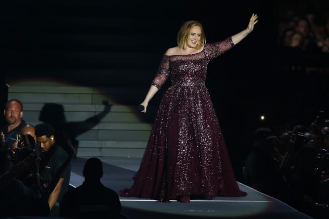 Adele ha proibito i fuochi d'artificio durante i suoi spettacoli Adele sul palco durante uno dei suoi ultimi concerti