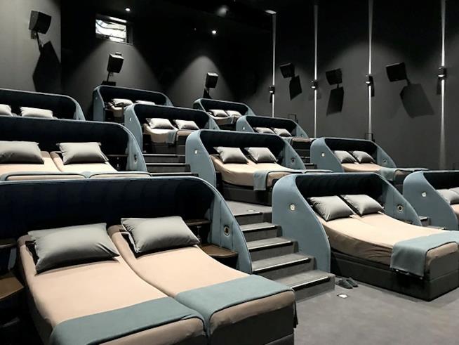 Letto del cinema svizzero Cinema Pathé con i letti in sala