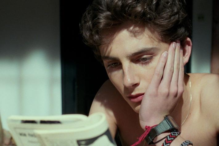 Timothée Chalamet potrebbe interpretare Dune di Denis Villeneuve Elio (Timothée Chalamet) legge il giornale in una scena dal film Chiamami col tuo nome